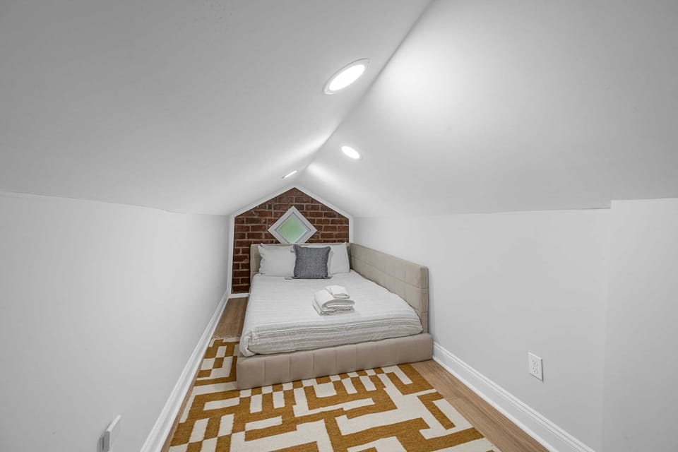 This cozy corner proves that even small spaces can be incredibly comfortable, thanks to the full-sized bed!