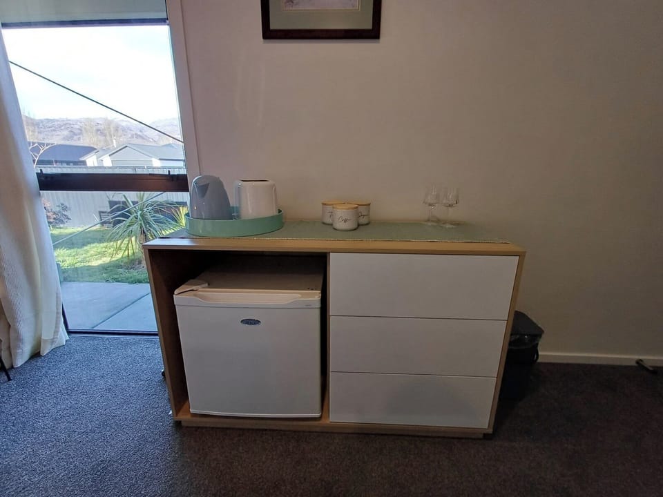 Fridge, toaster, kettle, tea and coffee, basic cutlery available