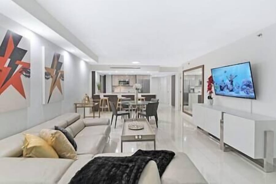 Living room, Roku streaming tv, dining area, fully equipped kitchen