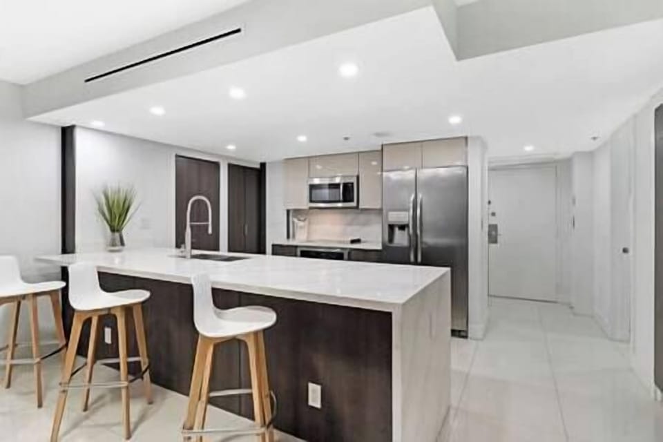 Seating at kitchen counter, fully equipped kitchen with washer/dryer