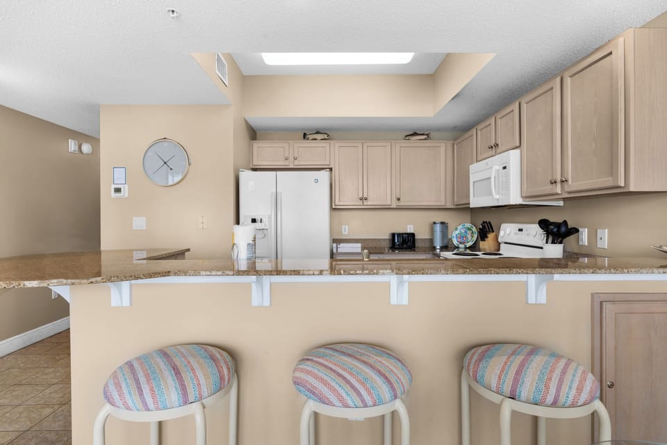 Eat-in bar and kitchen