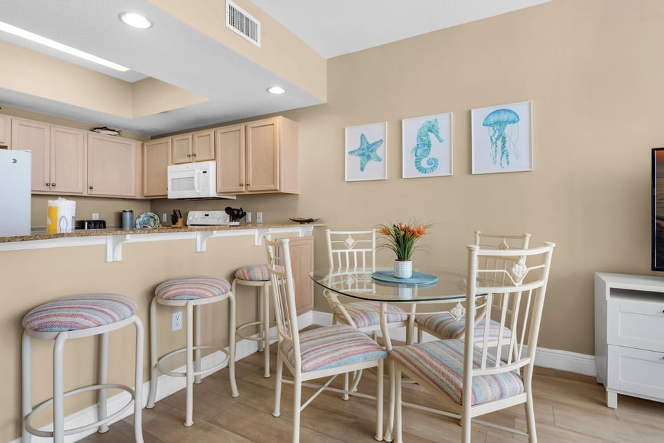 Dining and eat-in bar seating