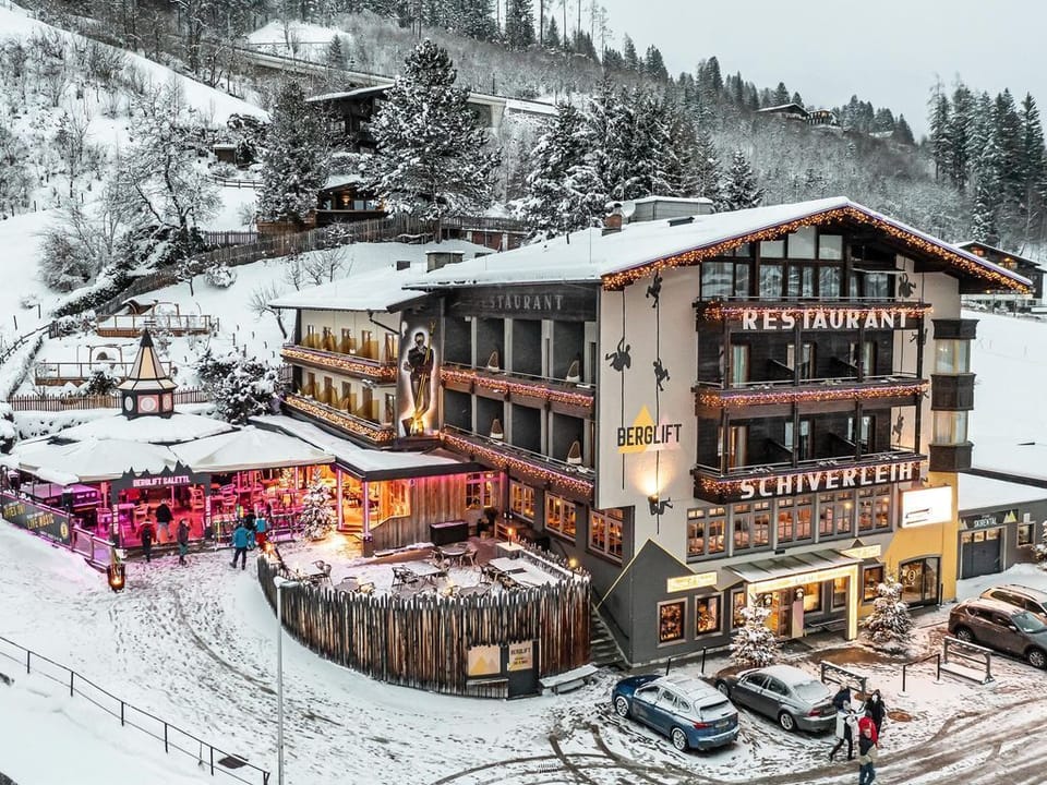 Quadruple room with bath, WC 2-5N - B&B Berglift Bed and Breakfast in Bad Hofgastein