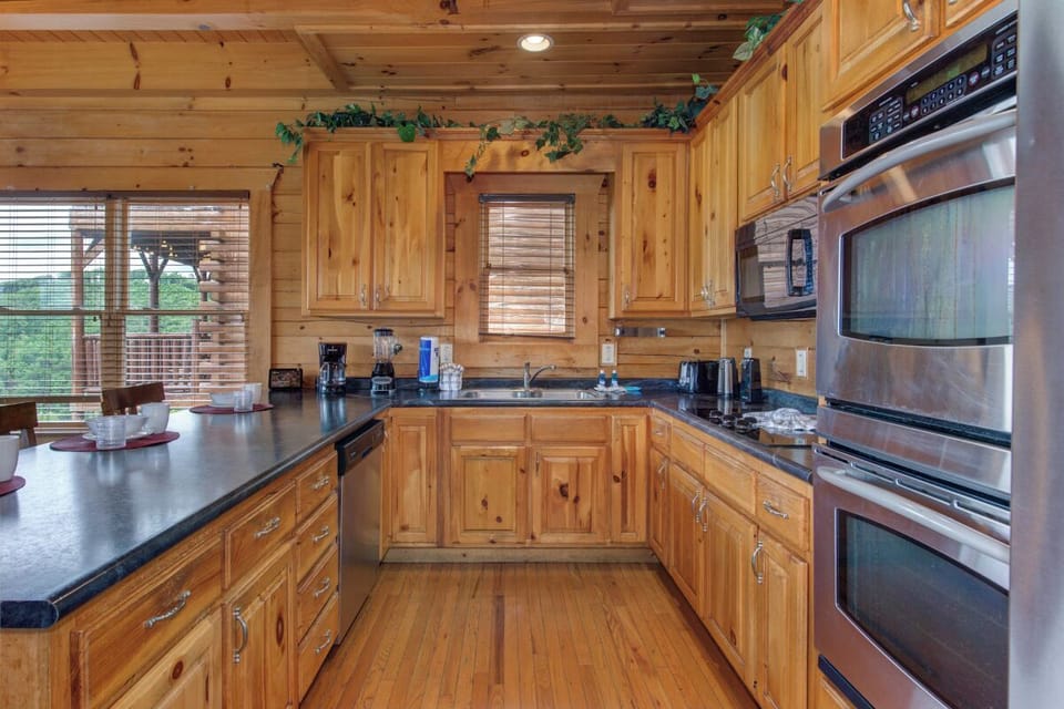 Splash Mountain's fully equipped kitchen