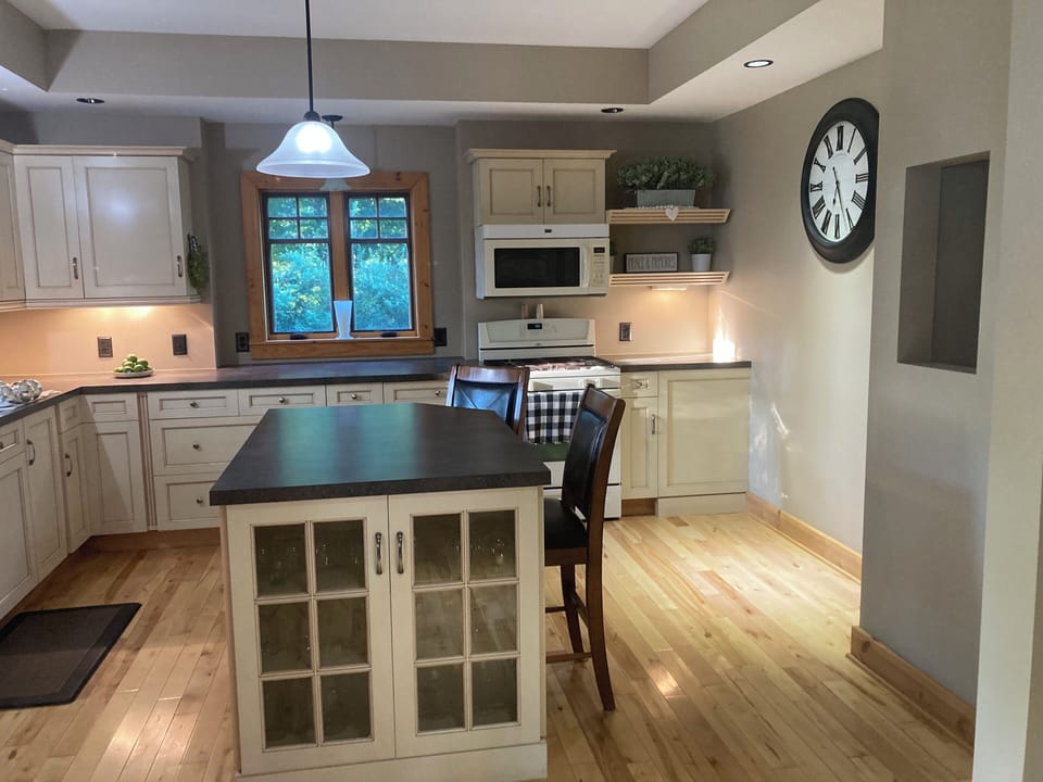 Kitchen island with bar stools 
