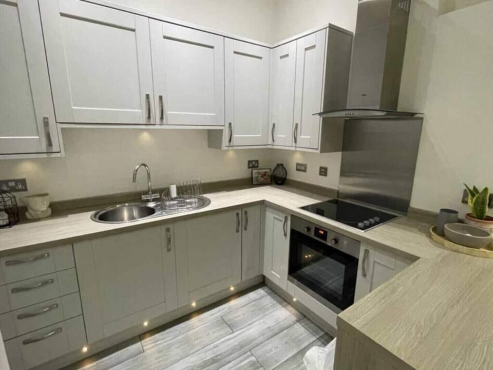 Fully fitted kitchen with everything you need to enjoy a lovely stay, including a breakfast bar.