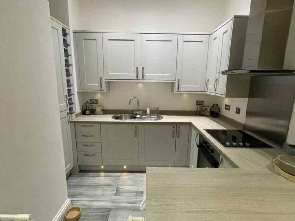 Fully fitted kitchen with everything you need to enjoy a lovely stay, including a breakfast bar.
