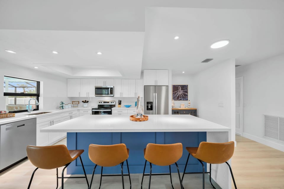 Large kitchen island, perfect for sharing with family and friends.
