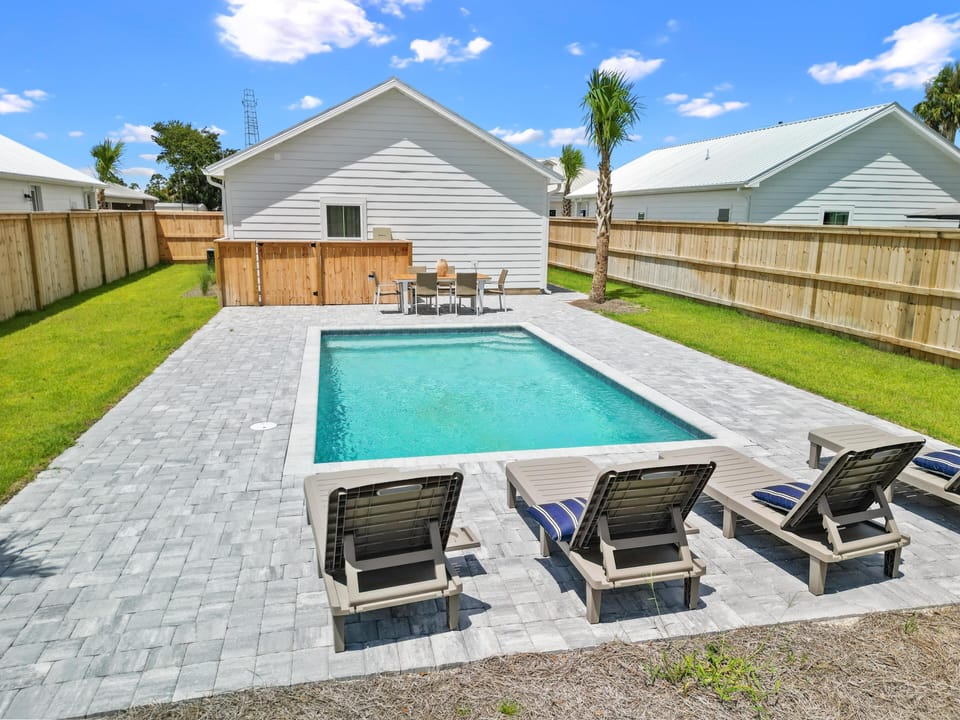 Private pool with grill, patio set and sun loungers