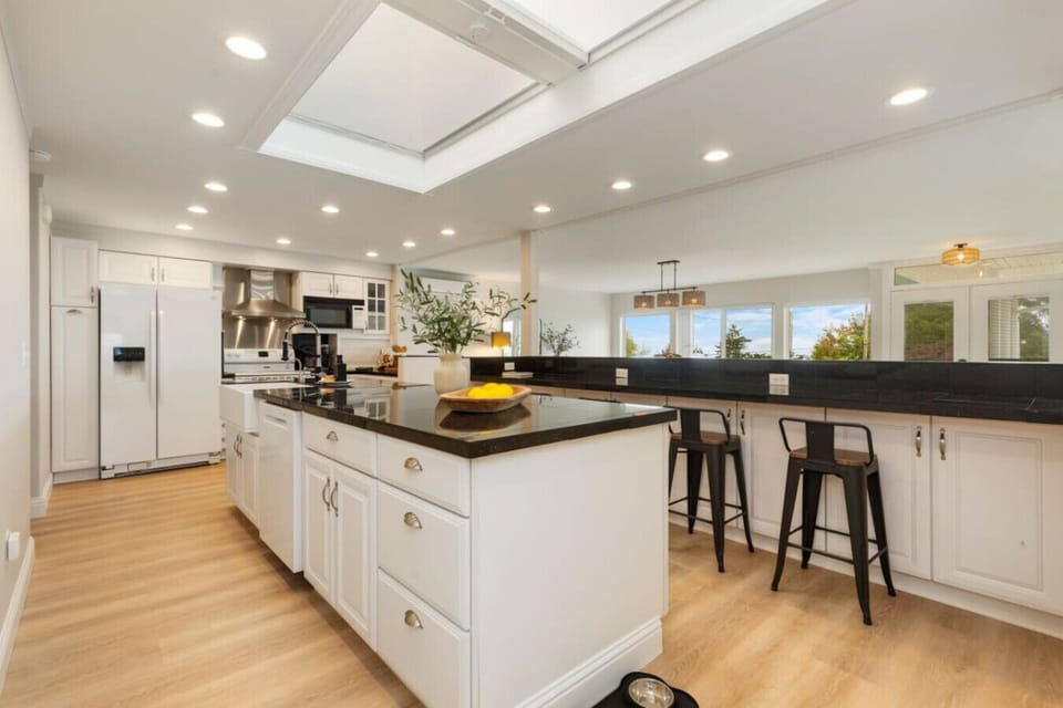 Spacious Chef`s Kitchen w/ Island, Skylight & Modern Appliances