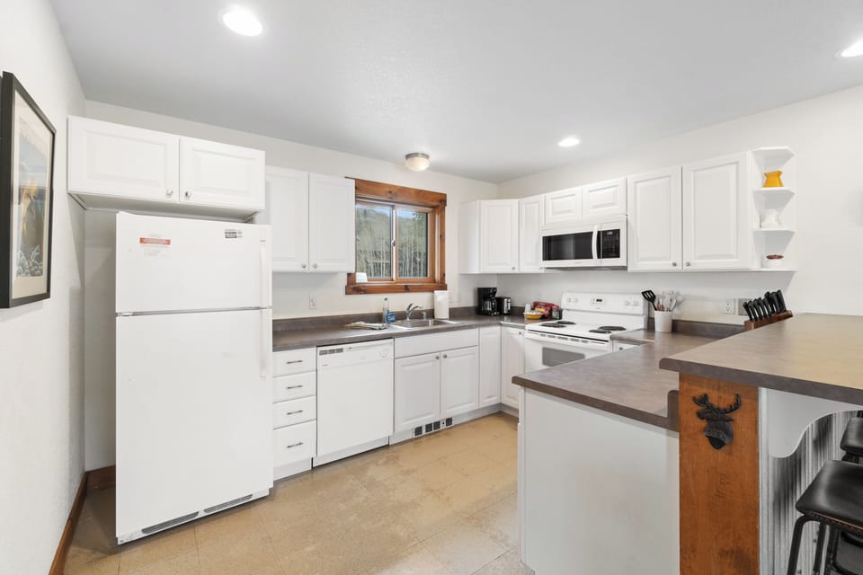 Cook with ease in a fully equipped kitchen that includes everything from stainless steel appliances to ample storage space. Perfect for preparing family meals or a cozy dinner after a busy day.
