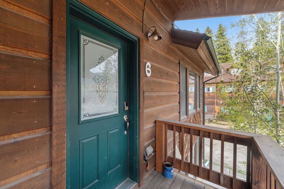 With its blend of rustic décor and modern comfort, The Loose Moose Lodge is designed to provide both style and warmth. Cozy furnishings and thoughtful details create an inviting, homey atmosphere.
