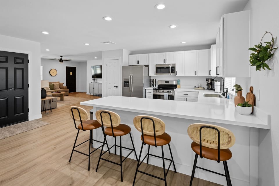 Kitchen with 4 Barstools