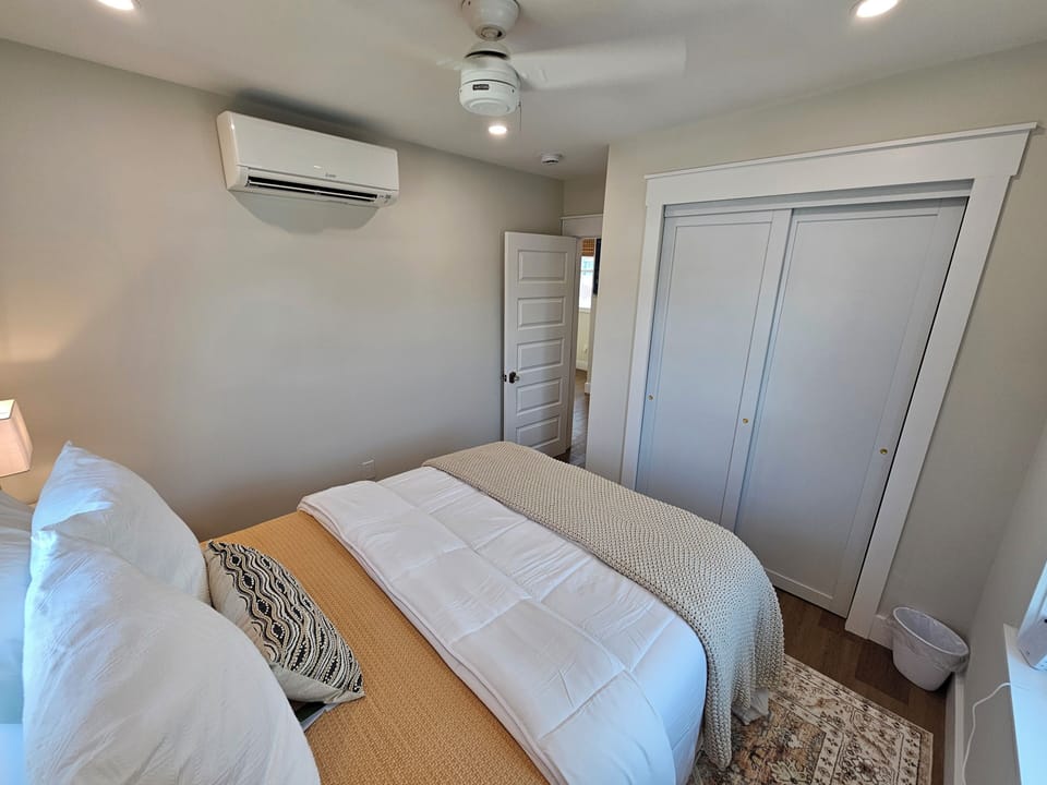 Bedroom with Queen bed