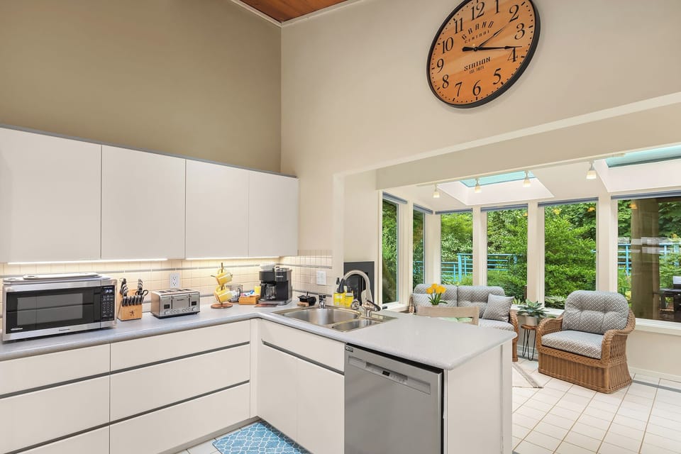 Kitchen facing Solarium