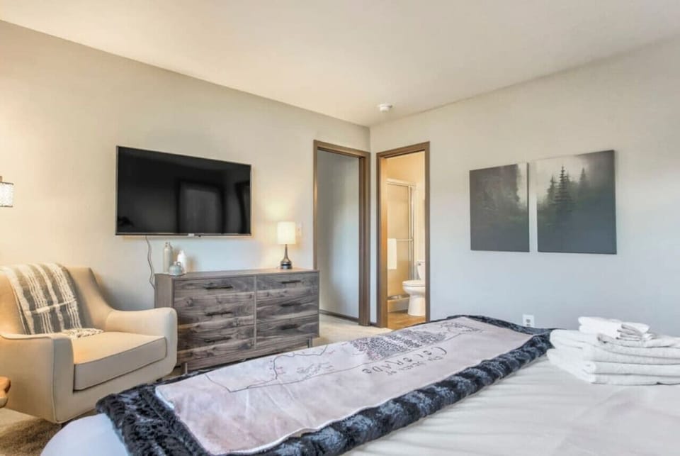 Master Bedroom with door to back deck