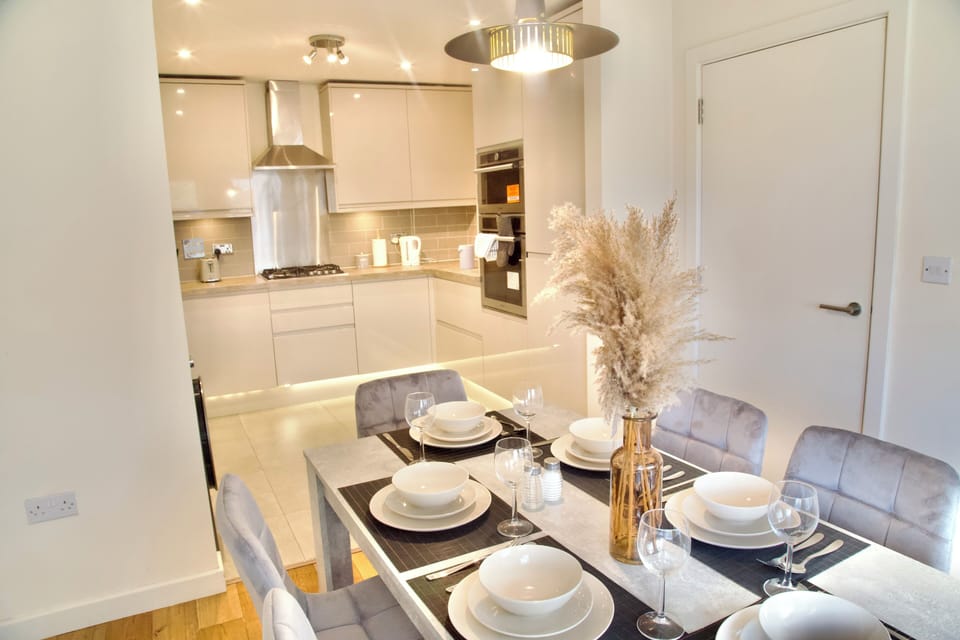 Kitchen & Dining 