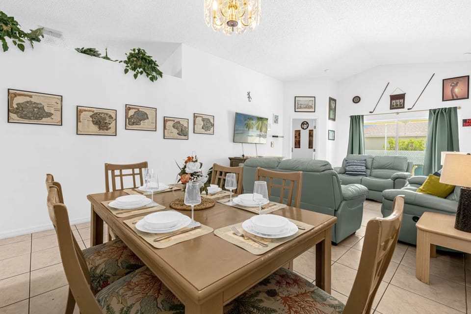 Large capacity dining table