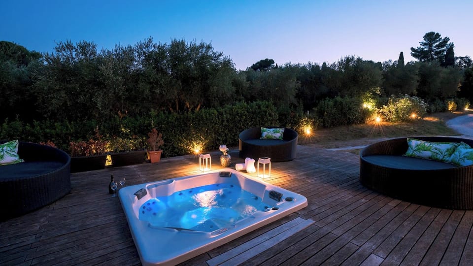 Outdoor spa tub