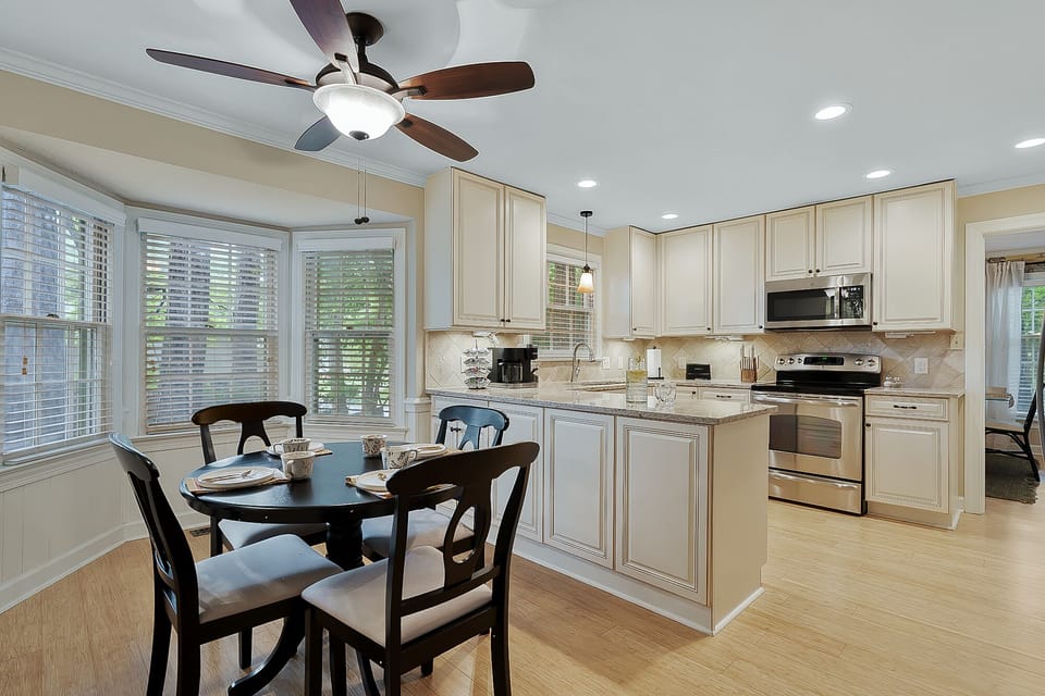 Spacious and fully equipped kitchen with dining area for 4