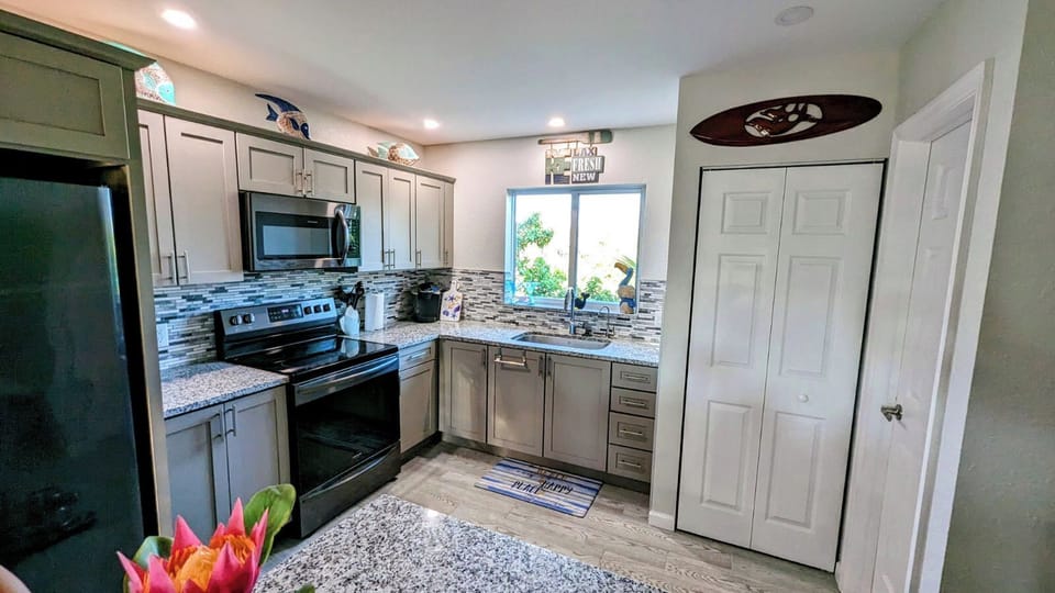kitchen has ice maker and washer/dryer