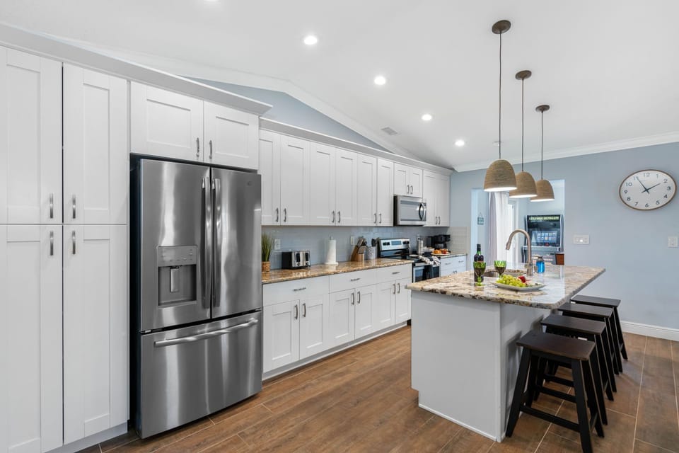 This space is outfitted with brand-new, state-of-the-art appliances that elevate your cooking experience to new heights.