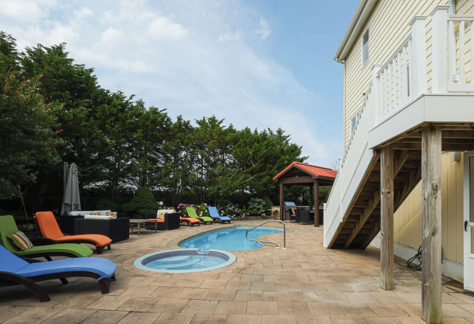 Hot tub + pool