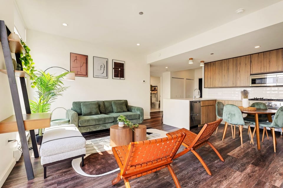 Open Concept Living and Kitchen Space in Stylish Downtown Chicago Rental