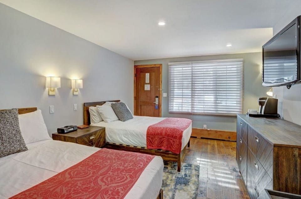 erfect for families or friends, this cozy bedroom features two comfortable twin beds with stylish bedding.