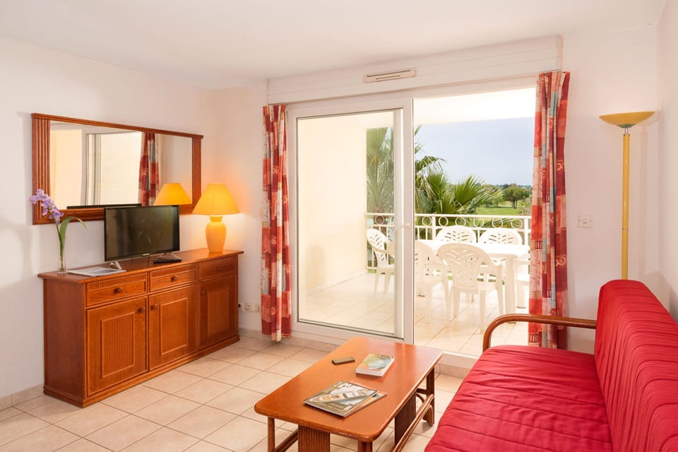 Sit back and relax in our charming apartment by the golf course!