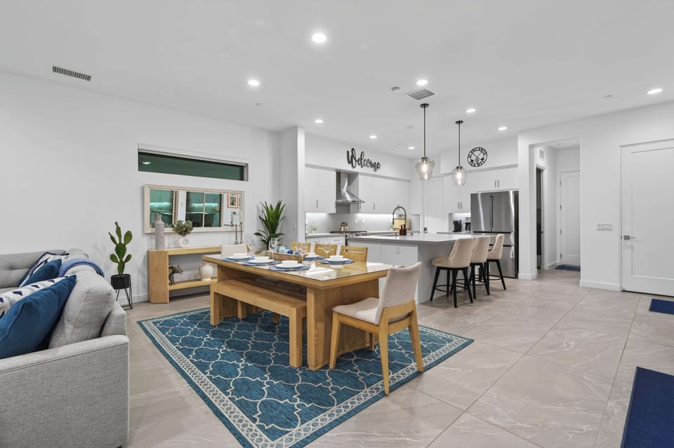 Gather, Dine & Cook in This Bright, Open Space