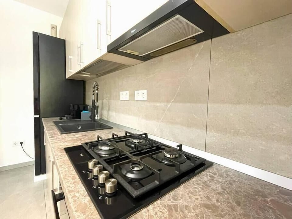 Fully equipped kitchen with huge fridge with freezer that has a water dispenser incorporated, stove, oven, toaster, coffee maker, cutlery, basic condiments and dining table