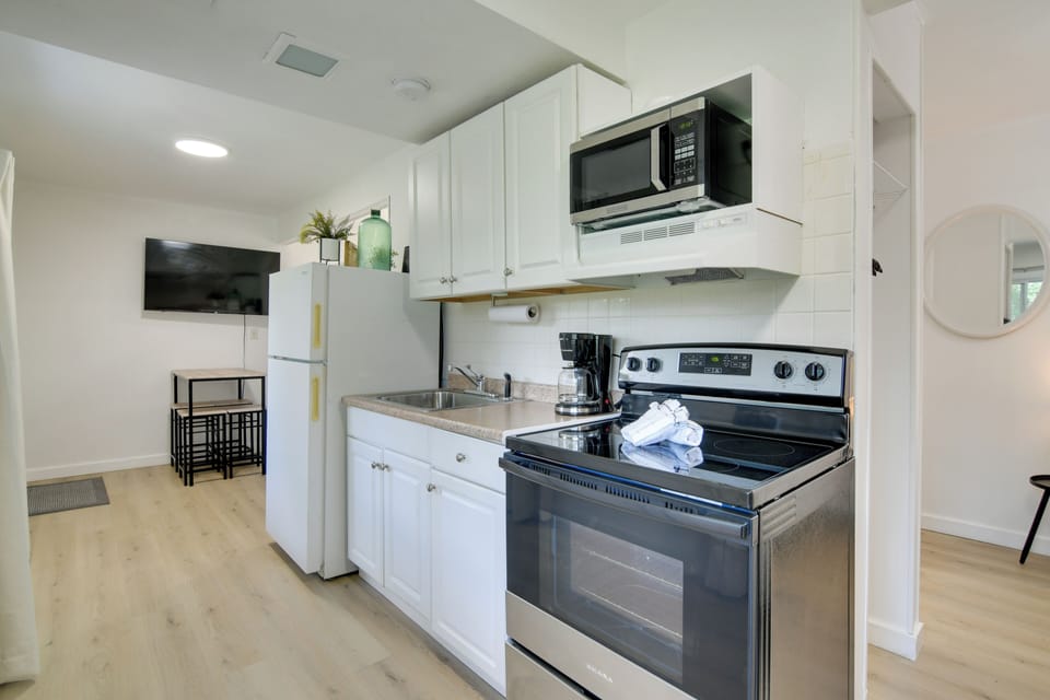 Kitchen | Desk | 2 Flat-Screen TVs | Free WiFi