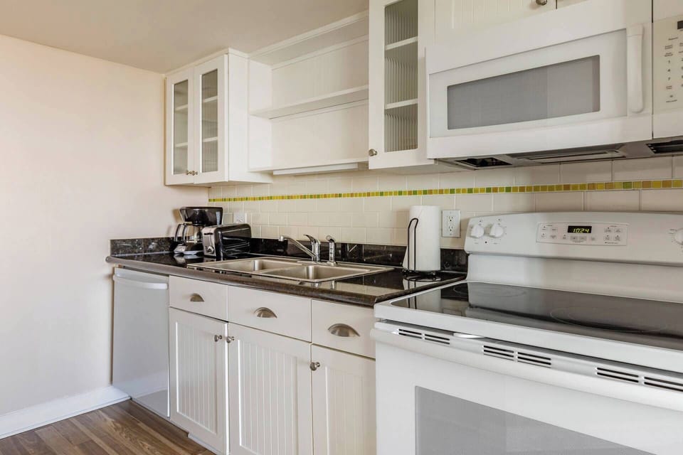 Full kitchen with all the necessities.