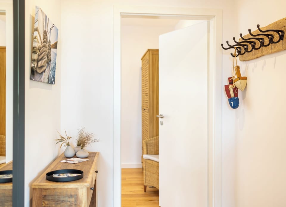 Apartment Nordkap in Wittdün/Amrum   Wall hooks and sideboard in the hallway