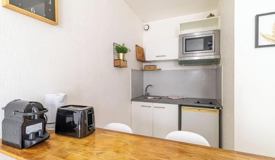 Kitchenette équipée avec machine à laver, grille-pain, bouilloire, micro onde...