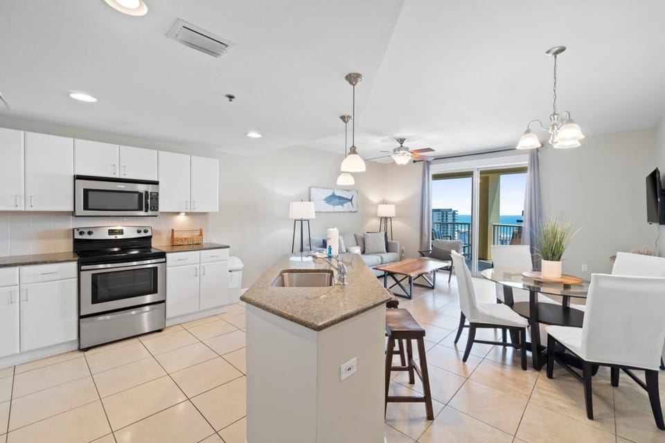 Kitchen with Breakfast Bar