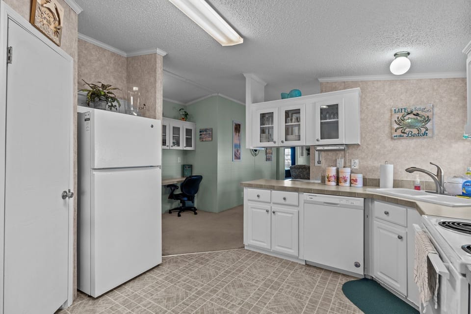 Fully loaded- coffee, toaster and more!