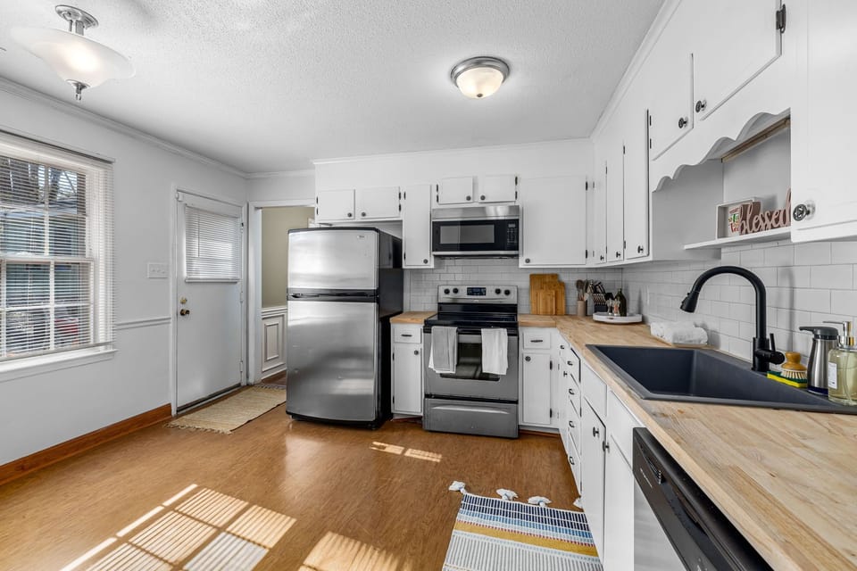 Windows with blinds in the kitchen
