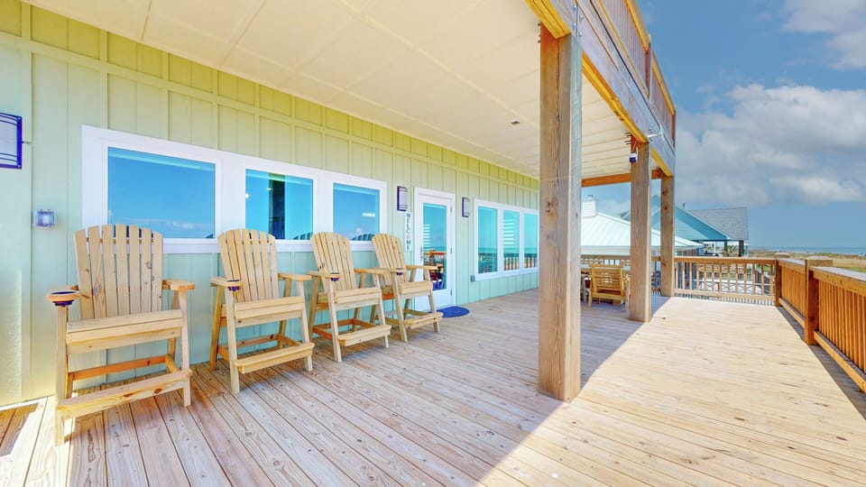 Main Deck Area Beach Side