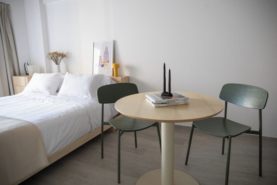 Mesa de Comedor y Cama