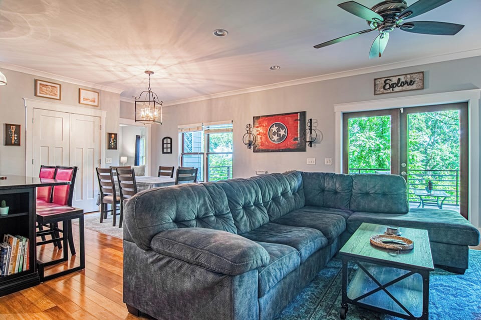 Living Room with Queen Pull-out & Large 4K TV (3)