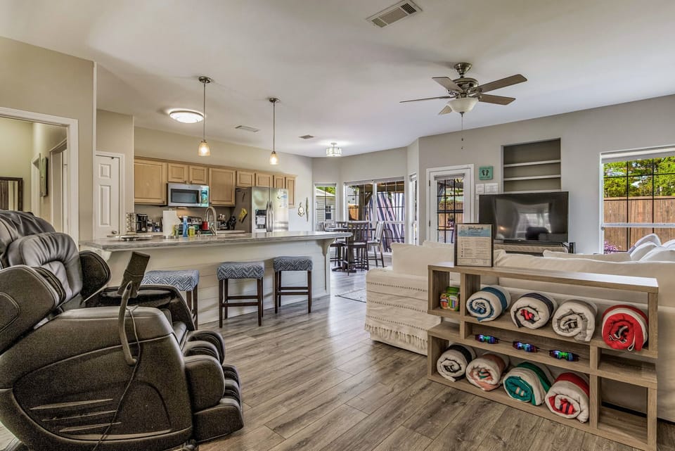 Open floor plan with kitchen, dining and living room.