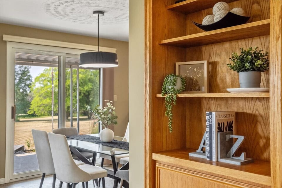 Dining area on the main floor with seating for 6.