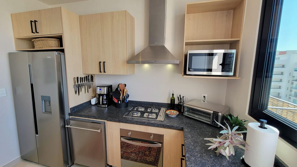 Kitchen with full size fridge with ice maker, filtered water, 4 burner gas stove