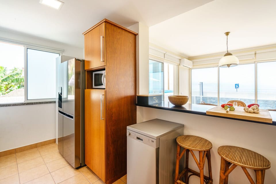 Discover open-plan living in Paul do Mar’s serene retreat.