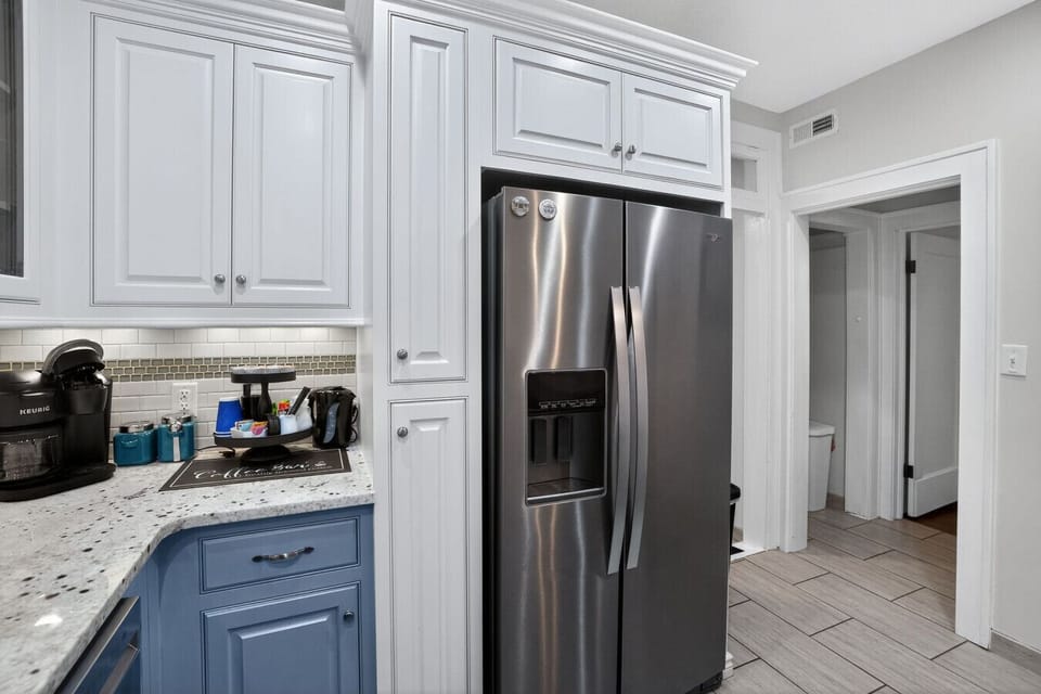 Kitchen-Our well-equipped kitchen is a haven for culinary creativity. With a wide range of high-end appliances, cookware, small appliances, dishes, and more, you`ll have everything you need to whip up the perfect meal.