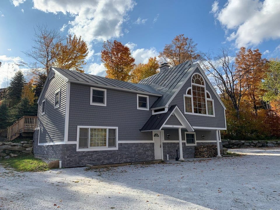 Spacious six-bedroom house just off the access road, a mile from the base lodges and surrounded by restaurants, shops, and nightlife options.