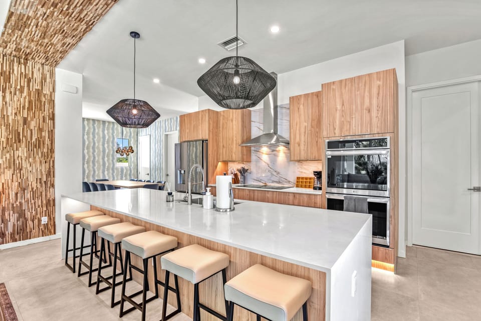 Kitchen Breakfast Bar.
