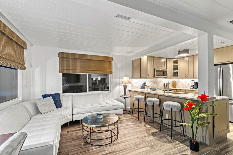 From sunrise smoothies to sunset snacks, this open-concept space keeps everyone connected.